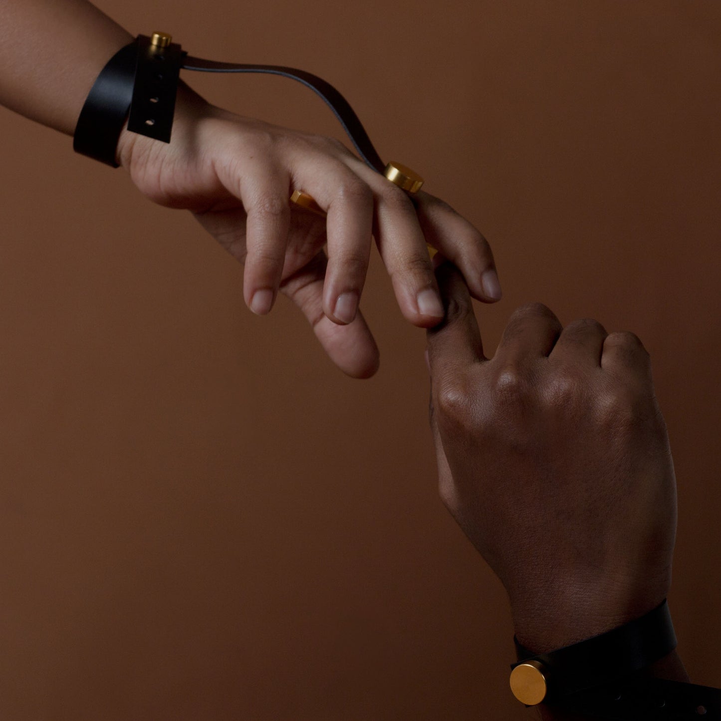 A Bar Circle Machination - Hand Accessory